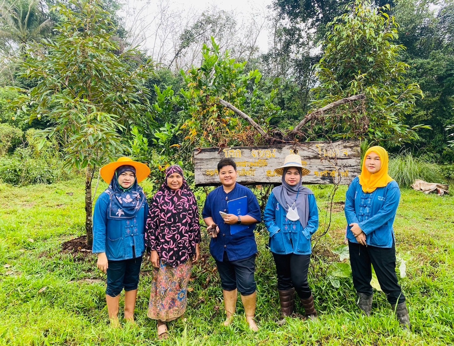 ติดตามการดำเนินกิจกรรมขยายผลสู่ครัวเรือนโดยรอบศูนย์เรียนรู้การพัฒนาคุณภาพชีวิตตามหลักทฤษฎีใหม่ประยุกต์สู่ "โคก หนอง นา"